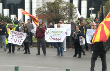 Даночен револт: Студенти и работници од странство на протест пред УЈП - telma.com.mk