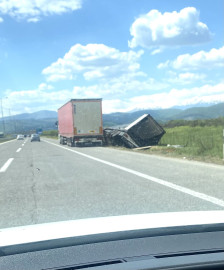 (ФОТО ГАЛЕРИЈА) Три превртени камиони на скопската обиколница - telma.com.mk