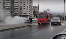 (Видео)Пожарникари гаснеа автомобил кој се запали во Влае - telma.com.mk