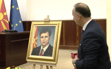 Во Собранието на Македонија откриен портрет и отворена изложба на фотографии за животот и делото на претседателот Борис Трајковски - telma.com.mk