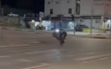(ВИДЕО) Mалолетник со скутер на едно тркало го загрозувал сообраќајот во Штип - telma.com.mk