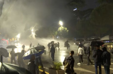 (Видео) Солзавец, водени топови, судири со полиција - осми антивладин протест во Тирана - telma.com.mk