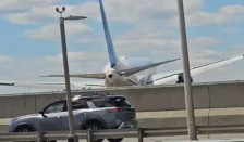(Видео) Авион на „Јунајтед ерлајнс“ удри во столб за осветлување и камион - telma.com.mk