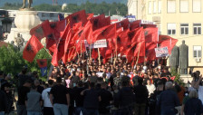 Со албански знамиња и скандирање УЧК - студентите Албанци бараа да полагаат правосуден испит на мајчин јазик - telma.com.mk