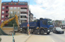 Затворена една лента од бул. „Теодосиј Гологанов“ заради камионите кои ја затрупаат градежната јама- граѓаните нервозни, инженерите со предлози - telma.com.mk