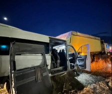 (ФОТО) Повеќе повредени во судир на комбе и камион кај Свети Николе - telma.com.mk