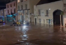 ВИДЕО Бурата Клаудија ги поплави Велика Британија и Ирска, многумина останаа без струја