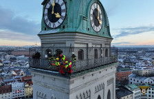 ФОТО Жена спасена од црковна кула во Минхен со зип лајн!