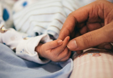 Се бара притвор за 23-годишната мајка која го истепа своето 6 месечно бебе!