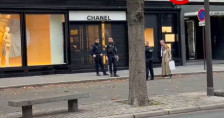 Крадци со пиштоли и секири се обиделе да ограбат бутик на Шанел во Париз