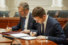 Министерот Муцунски и потпретседателот на ЕИБ Роберт де Гроот, потпишаа договор за отворање на Претставништво во Скопје