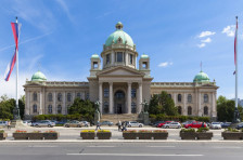 Напад со нож пред српското Собрание, едно лице тешко повредено