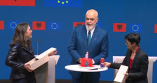 Торта и пофалби во Брисел, Албанија го прослави отворањето на сите ЕУ поглавја