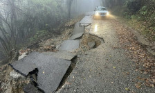 Силна бура предизвика хаос во соседството: Поплави и лизгање на земјиштето ги затворија патиштата, стотици луѓе останаа без струја