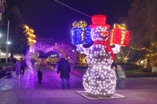 Куманово блеска во празничен сјај: Новогодишна магија го осветли градот