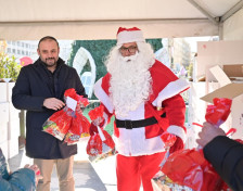 Насмевки и радост на плоштадот „Македонија“: Дедо Мраз ја донесе празничната магија во Скопје