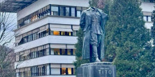 Вандализам во Словенија: Отстранета главата од споменикот на Тито, полицијата ја пронајде во автомобилски багажник