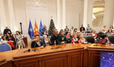 Празнична атмосфера во Владата: Детски насмевки и радост во владините простории