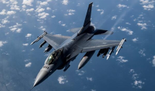 Американски воен авион се урна во Калифорнија, пилотот се катапултирал