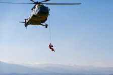 Дедо Мраз слета со хеликоптер за децата на нашите војници во странство – Давкова: Вредноста на нашите мировници никогаш не била повидлива