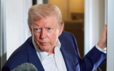 Трамп разговараше по телефон со Путин пред средбата со Зеленски