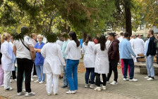 Иста професија, различни плати – синдикалците бараат докторите да имаат иста почетна плата