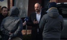 Расправија пред Град Скопје – екологистите и градоначалникот не се разбраа за надлежностите околу огнометите