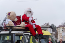 Мастербет донираше близу 400 новогодишни пакетчиња за хуманитарните активности на Црвениот крст