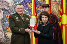 Сиљановска-Давкова го одликуваше генерал-мајор Грегори Најт, командантот на Националната гарда на Вермонт со Орден за воени заслуги