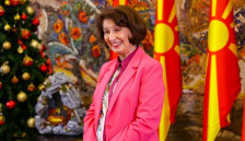 Сиљановска-Давкова со честитка за Божиќ: Од срце посакувам мирот божји да го завладее секој православен дом