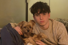 „Среќна Нова година, мамо“ – мајка очајно го бара синот исчезнат во пожарот во Кранс-Монтана