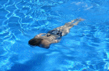 Во базен во Охрид се почувствувал продорен мирис на хлор и зголемена пареа: Четири лица во болница!