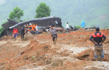 Седум мртви, десетици исчезнати – свлечиште затрупа куќи во Индонезија