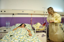 Сопругата на претседателот на ВМРО-ДПМНЕ во посета на првороденчињата во Скопје