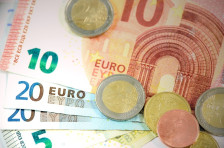 Од денеска во Бугарија се плаќа со евра