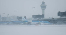 Снег и силни ветрови во Европа, откажувања во воздушниот, патниот и бродскиот сообраќај