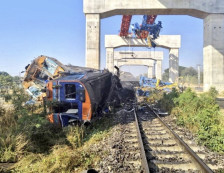 Кран падна врз патнички воз во Тајланд, најмалку 22 загинати