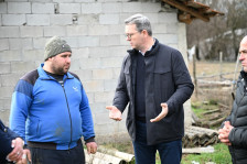 Трипуновски го посети фармерот Никола од Костурино: Ќе биде обесштетен од Владата, а ќе му се помогне и во обновата на фармата