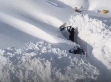 ВИДЕО: Снежна бура ја парализира Камчатка, снег до три метри