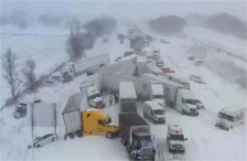 Голема сообраќајна несреќа на автопатот во Mичиген: Над 100 возила вклучени во верижен судир