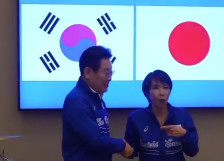 Кога политичарите седнуваат зад тапаните: Подарок на јужнокорејскиот претседател за јапонскaта премиерка Такаичи