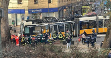 Трамвај удри во зграда во Милано, загина едно лице, околу 40 повредени