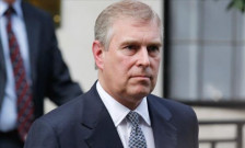 Британска полиција на кралскиот имот: Претресена е поранешната вила на принцот Ендру, се соочува со доживотен затвор