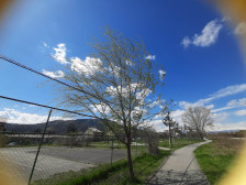 Облачно со сончеви периоди, ќе дува силен ветер