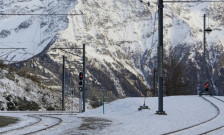 Лавина затрупа железничка пруга во Швајцарија, воз излета од шините – неколку лица повредени