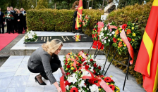 СДСМ оддаде почит и положи цвеќе на почивалиштето на претседателот Борис Трајковски