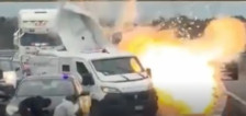 ВИДЕО Филмски грабеж во Италија: Возило експлодираше и го блокираше патот, потоа следуваше вооружен напад