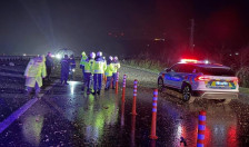 Се урна воен авион среде автопат во Турција, загина пилотот