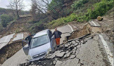 ВИДЕО Апокалиптични сцени од Грција: Невреме од невидени размери, поплавени места, лизгања на земјиште