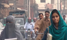 Осум жени починаа во Пакистан додека чекаа социјална помош